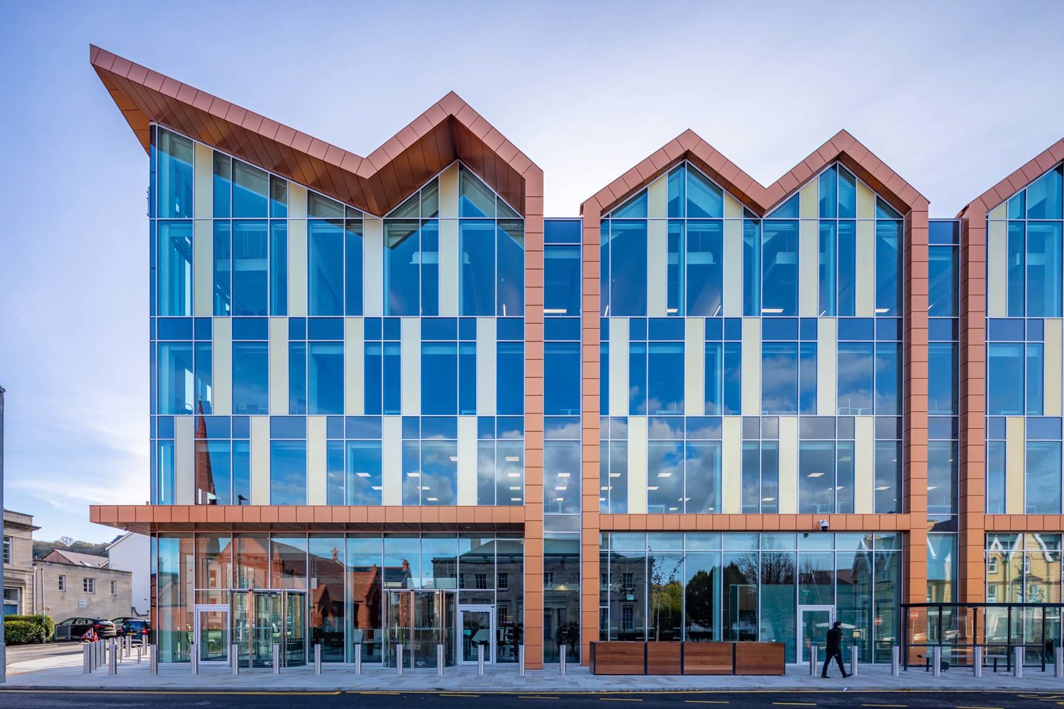 Conwy County Council – największy biurowiec w Walii w systemach ALUPROF